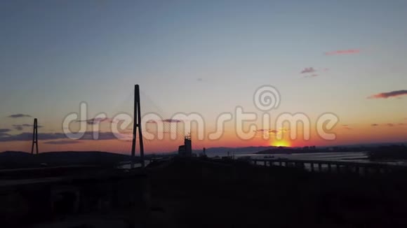 日落时俄罗斯大桥的轮廓景观视频的预览图