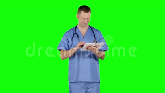 医生用平板电脑显示拇指绿色屏幕视频的预览图