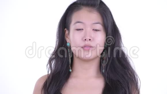 脸上洋溢着幸福美丽的亚洲女人的笑容视频的预览图