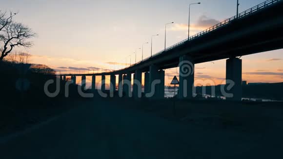日落时俄罗斯大桥的轮廓景观视频的预览图