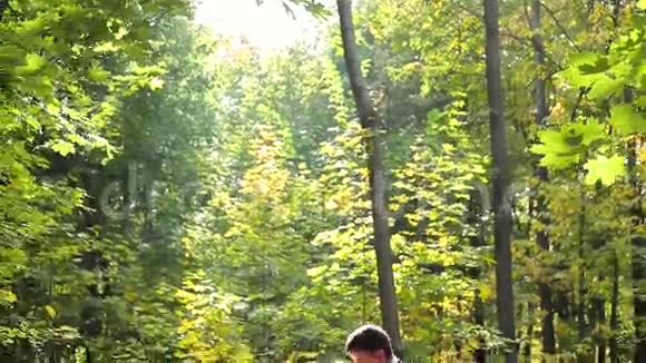 新郎新娘在森林里接吻视频的预览图