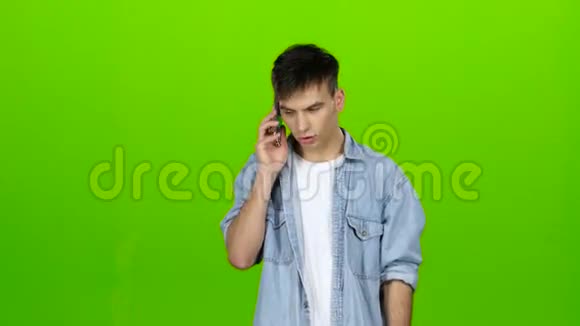 男人拨一个熟悉的号码开始说话绿色屏幕视频的预览图