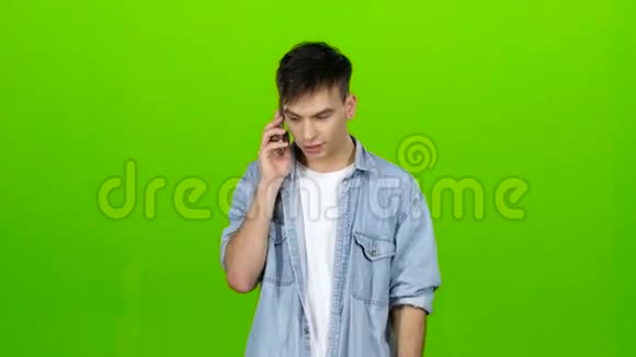 男人拨一个熟悉的号码开始说话绿色屏幕视频的预览图