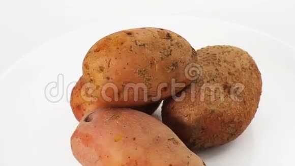 新鲜土豆在白色背景下旋转视频的预览图