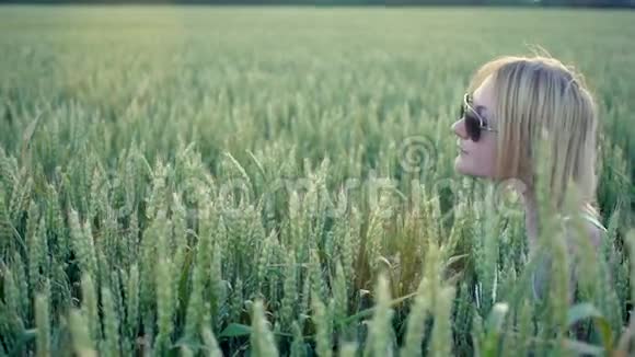 优雅的美女风格小麦慢动作视频的预览图