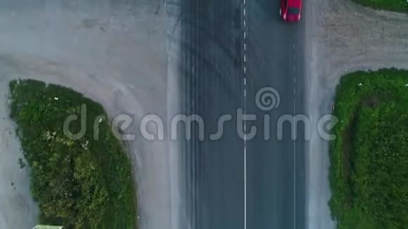 无人机飞过高速公路从上面看到的视频的预览图