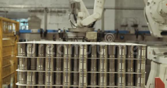 机器人手臂将罐装食品放入仓库包装视频的预览图