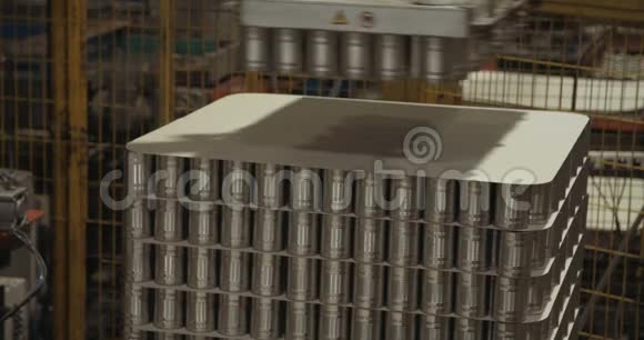 机器人手臂将罐装食品放入仓库包装视频的预览图