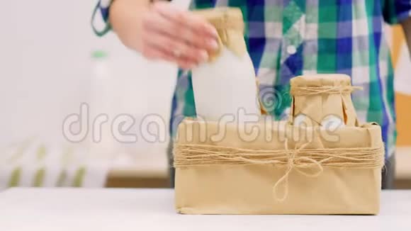 有机奶鲜奶奶瓶工艺盒视频的预览图