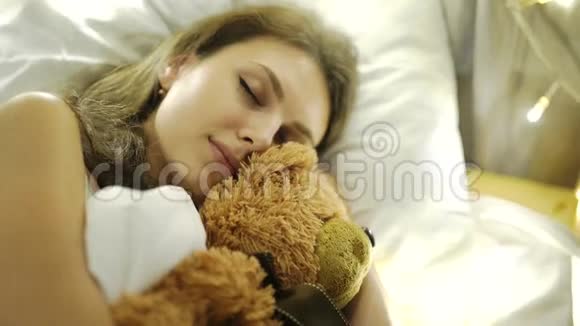 女孩睡在床上带着一个玩具一只玩具熊4k20s视频的预览图