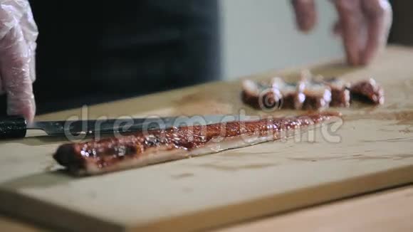 寿司厨师在厨房切鳗鱼视频的预览图