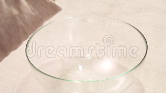榛子从麻袋里倒进玻璃碗里视频的预览图