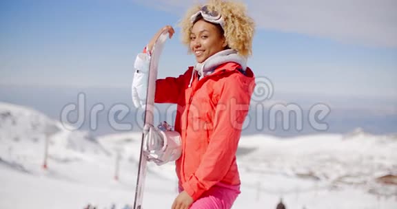 带滑雪板和手套的自信滑雪者视频的预览图