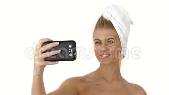 头上戴毛巾的女人自拍关闭视频的预览图