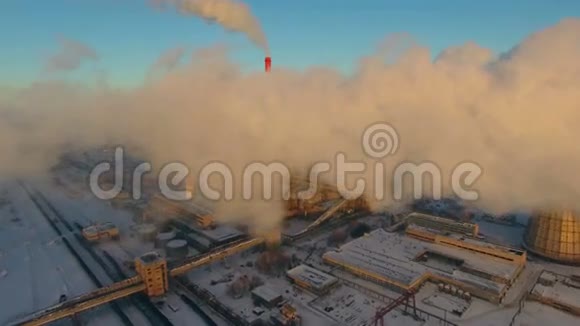 冬天可以看到工厂和吸烟烟囱视频的预览图