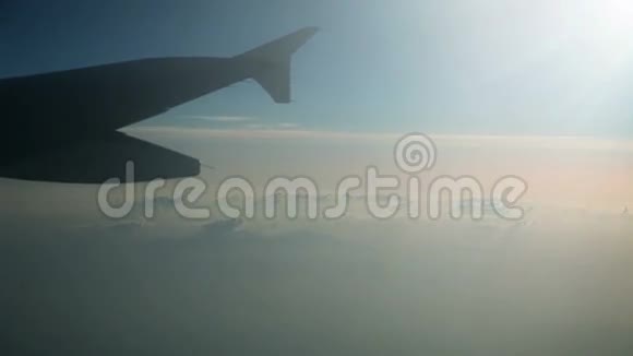 从飞机窗口的云景视频的预览图