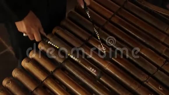 亚洲印度尼西亚巴厘岛音乐家加梅兰乐器特写手玩未编辑原始文件视频的预览图