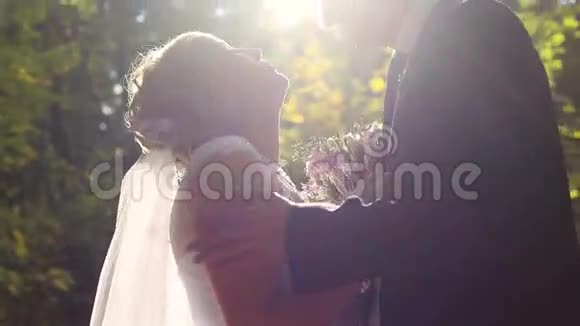 新郎新娘在森林里接吻视频的预览图