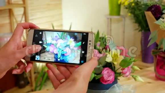 鲜花图片手机拍照制作完成的花束鲜切花插花安排视频的预览图