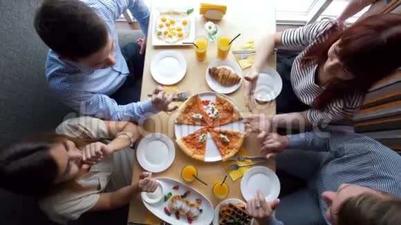 一群年轻朋友在吃披萨的时候正在吃晚餐视频的预览图