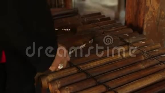 亚洲印度尼西亚巴厘岛音乐家加梅兰乐器特写手玩未编辑原始文件视频的预览图