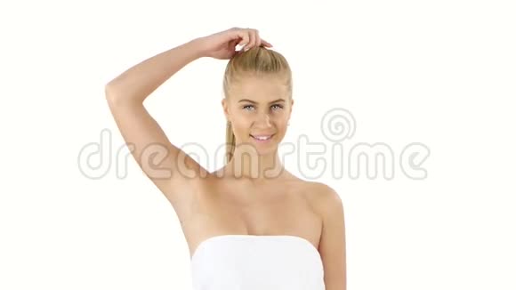 穿毛巾的漂亮女人去除头发上的口香糖视频的预览图