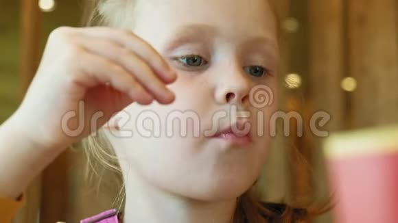 女孩吃快餐垃圾食品食物链视频的预览图