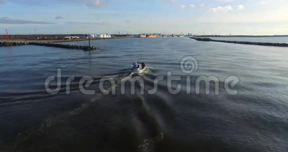 渔船返回港口空中镜头视频的预览图
