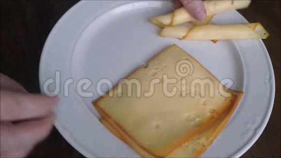 新鲜奶酪薄片视频的预览图