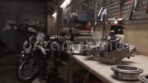 自行车变速箱修理台上移动滑块视频的预览图