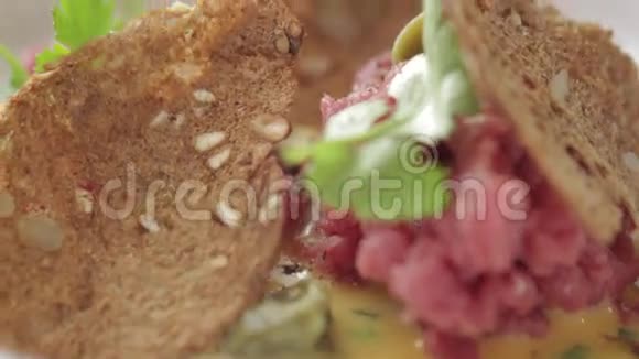 鞑靼肉与草药和面包视频的预览图