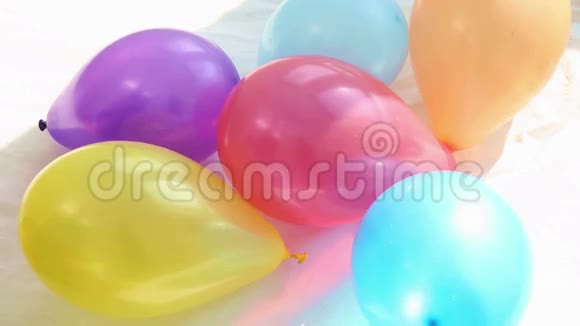 男人和女人用五颜六色的气球在床单上调情视频的预览图