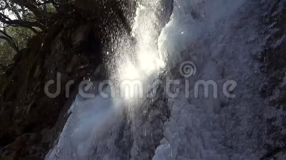 冰冻瀑布自然背景冬天的冰瀑布视频的预览图