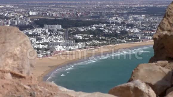 老墙和摩洛哥城市海滩视频的预览图