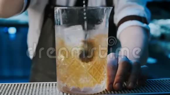 酒保混合师组合配料和酒精鸡尾酒吧在红色史诗4KUHD相机上拍摄视频的预览图