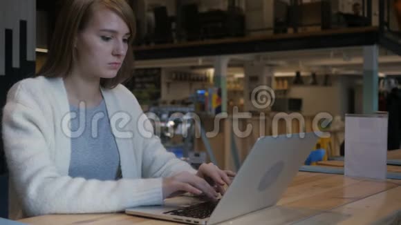 年轻女子因坐在笔记本电脑上失去工作而心烦意乱视频的预览图