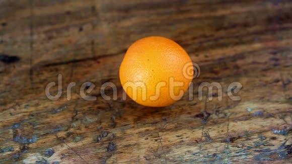 在木桌上剪橘子的人的特写视频的预览图