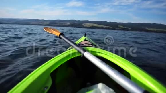 在湖上划独木舟皮艇特写视频的预览图
