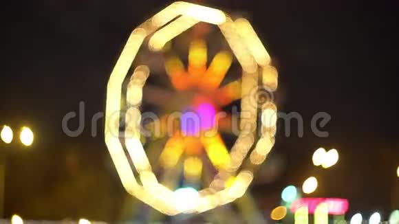 分散的夜晚游乐园明亮的灯光的美丽背景视频的预览图