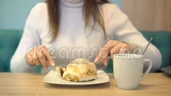 在咖啡馆里的布鲁内特女士正在吃甜点视频的预览图