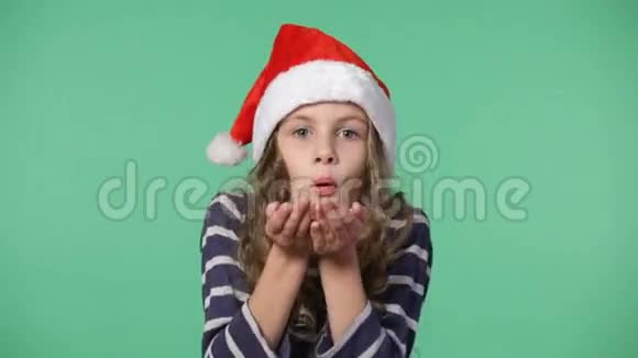 戴圣诞帽的小男孩扔纸屑视频的预览图