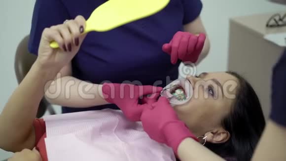 在牙科诊所看镜子的病人视频的预览图