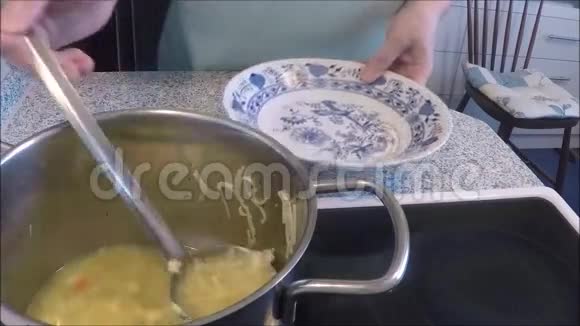 锅中自制面条汤视频的预览图