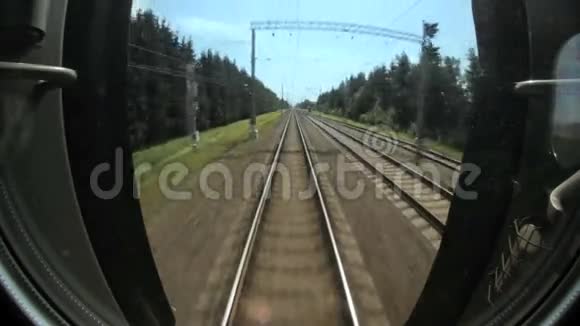 从铁轨和枕木上的移动列车桥下的通道上观看视频的预览图