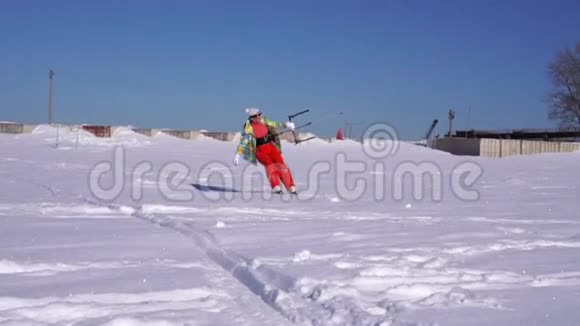 在白雪皑皑的河流上专业的风筝手视频的预览图