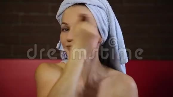 女人在脸上涂粉皮肤护理每日面部皮肤视频的预览图