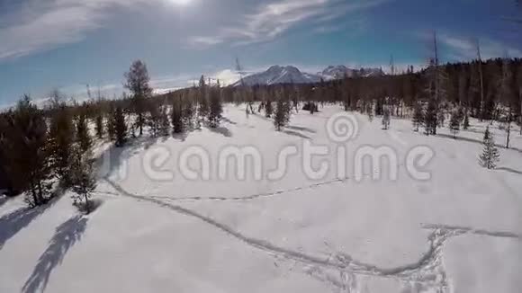 雪地上有铁轨和树木视频的预览图