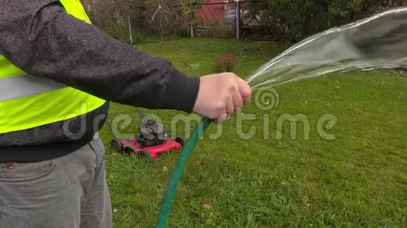 带水软管的园林工人视频的预览图