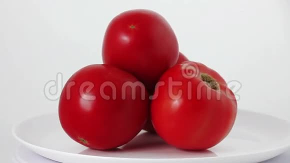新鲜西红柿在白色背景下旋转视频的预览图