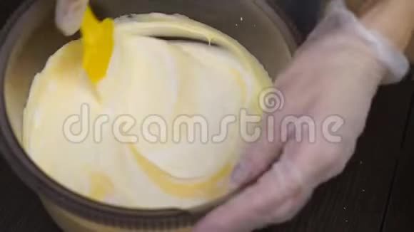 搅拌机用糖打蛋白至泡沫白视频的预览图